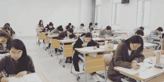 优化学科教学，学情分析系统，帮助教师有针对性地调整授课策略。在教育的广阔天地中，每一位学生都是独一无二的存在，他们拥有不同的学习背景、兴趣爱好和认知能力。教师面对如此多样化的学习个体，如何能够精准掌握每位学生的学情，进而实施有针对性的教学策略，成为了提升教学效果的关键所在。在这一背景下，优化学科教学，打造学情分析系统，不仅为教师提供了强有力的支撑，也为学生的个性化学习开辟了新的路径。学情分析系统，以其精细化、动态化的数据分析能力，能够深入挖掘学生的学习习惯、知识掌握程度以及学习兴趣等多维度信息。这一系统像是教师手中的一把钥匙，可以解锁学生学习过程中的每一个谜团。通过对学生学习数据的实时收集与分析，教师可以迅速了解到班级整体的学习状况，同时也能洞察到每个学生的具体需求。借助学情分析系统，教师可以更加科学地制定教学计划。当系统显示出学生在某个知识点上的普遍困难时，教师可以及时调整授课内容，增加该部分的讲解和练习，确保学生能够充分理解和掌握。相反，如果大部分学生对某些内容已经驾轻就熟，教师则可以适当加快教学进度，或者引入更高层次的知识，以激发学生的学习兴趣和探索欲。更为重要的是，学情分析系统还能帮助教师实现个性化教学。通过对学生学习特点的精准把握，教师可以为不同类型的学生设计差异化的学习任务和挑战，让每位学生都能在适合自己的节奏中进步。对于基础较弱的学生，教师可以提供更多的指导和支持；而对于学习能力较强的学生，则可以提供更多的拓展和挑战，使其不断突破自我。优化学科教学，利用学情分析系统，不仅极大地提高了教学的效率和质量，也让学生的学习之路变得更加平坦顺畅。这种以学生为中心，注重个性化发展的教学模式，正逐渐成为现代教育的重要趋势。在这一过程中，教师的角色从知识的传授者转变为学生学习的引导者和伙伴，共同构建了一个充满活力、富有成效的学习生态环境。总之，学情分析系统为教师提供了一个全新的视角，让教学更加贴近学生的实际需要，更加精准有效。在这一系统的助力下，教师可以更好地发挥自己的专业优势，引领学生走向更加广阔的知识海洋，共同探索学习的无限可能。