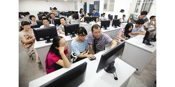 大学私有化电子阅卷系统：学生学习策略的智能指导大学私有化电子阅卷系统：学生学习策略的智能指导随着教育技术的不断发展，大学教育中的评估方式也在逐步演变。近年来，私有化的电子阅卷系统在许多高等院校中逐渐普及，为学生的学习提供了新的支持和指导。这种系统不仅提高了评卷效率，也为学生的学习策略调整提供了宝贵的数据支持。电子阅卷系统的优势传统的阅卷方式往往依赖于人工评分，存在主观性强、速度慢等问题。而电子阅卷系统则通过自动化流程，提高了评卷的效率和准确性。系统能够快速处理大量试卷数据，及时反馈学生的成绩，让学生在短时间内了解自己的学习情况。这种及时反馈能够帮助学生更好地调整学习策略，针对性地进行复习和巩固。数据分析与学习策略电子阅卷系统不仅限于评分功能，其数据分析能力更是其核心优势之一。系统能够记录学生在考试中的表现，包括答题时间、错误率等数据。通过对这些数据的分析，学生可以清楚地了解到自己的强项和弱项。例如，如果某个知识点的正确率较低，学生就可以有针对性地加强这一部分的复习。个性化学习指导私有化的电子阅卷系统还可以根据不同学生的学习进度和表现，提供个性化的学习建议。系统可以生成学习报告，指出哪些知识点需要重点复习，甚至推荐相应的学习资料和资源。这种个性化的指导方式，使得每位学生都能根据自身的情况制定合适的学习计划，提升学习效果。促进自主学习通过电子阅卷系统的引导，学生在学习过程中变得更加主动。系统提供的反馈和建议，可以激励学生主动探索知识，进行深入学习。学生在不断修正和调整自己的学习策略的过程中，培养了自主学习的能力，这对于他们未来的学习和发展都是一种积极的影响。结语大学私有化电子阅卷系统的普及，为学生的学习提供了全新的视角与支持。通过高效的评分机制、精准的数据分析以及个性化的学习指导，这种系统不仅提升了学习的效率，也促进了学生自主学习能力的培养。随着技术的不断进步，未来的学习环境将更加智能化，学生也将在这样的环境中不断成长与进步。