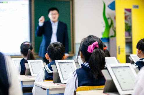 提高学业发展：高校本地化智能网络阅卷系统的学生辅导